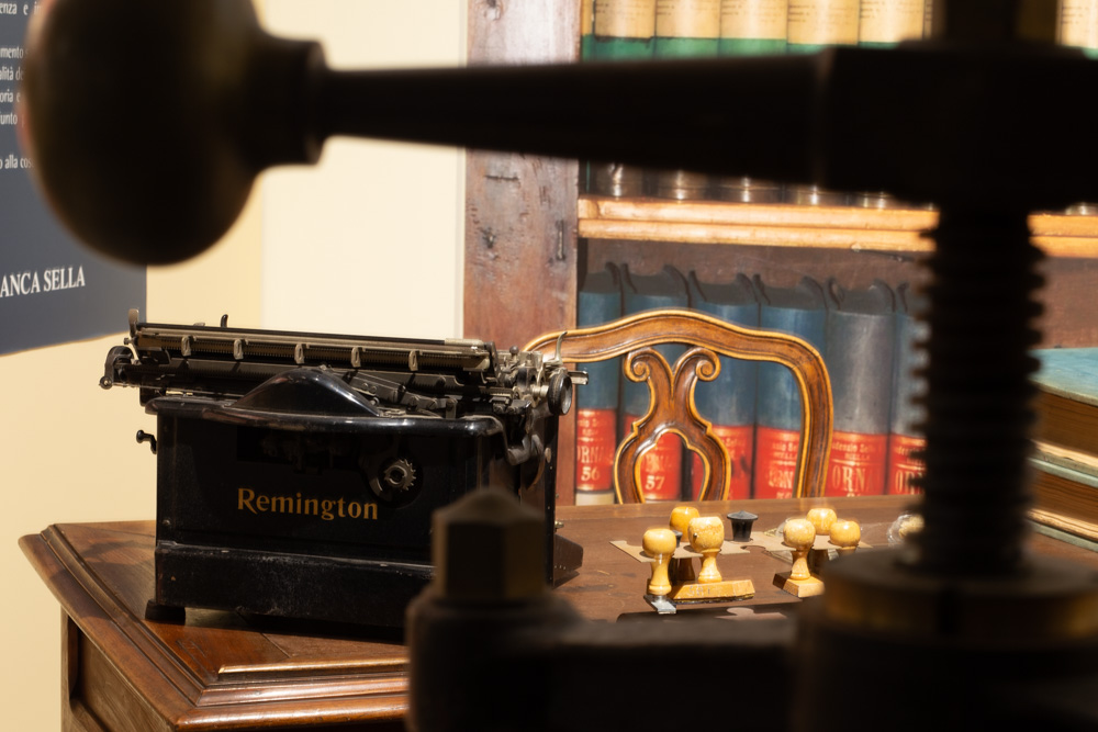 Un dettaglio della sala espositiva dell'Archivio storico del gruppo Sella