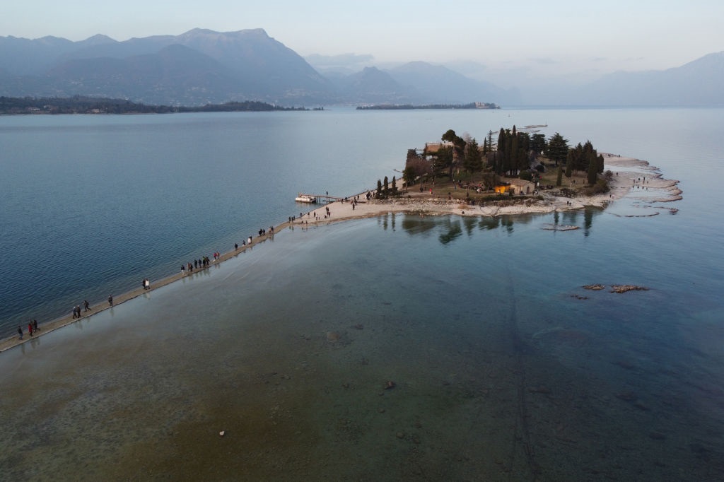 L'isola di San Biagio sul Lago di Garda. A febbraio, per la siccità record, si poteva raggiungere a piedi (Pier Marco Tacca/ Getty Images)