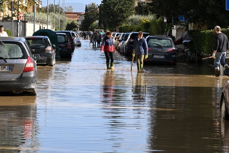 Una immagine di Campi Bisenzio, a poca distanza da Firenze, dopo le violente piogge che hanno colpito la zona (Carlo Bressan / Anadolu via Getty Images)