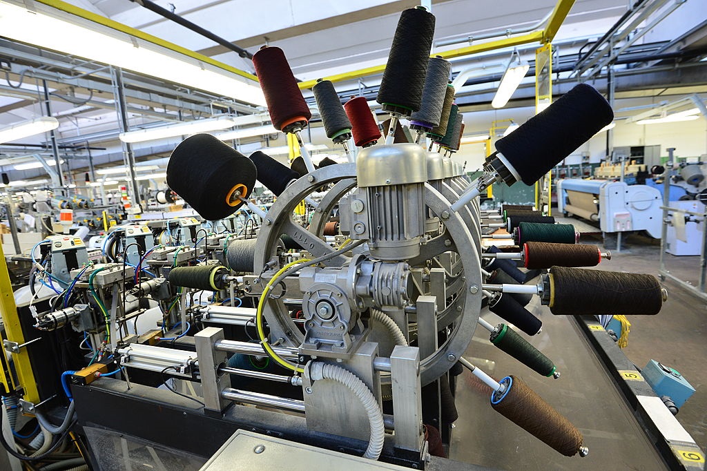 L'interno di una azienda tessile. Il settore manifatturiero è quello più rappresentato nella ricerca (Giuseppe Cacace / AFP via Getty Images)