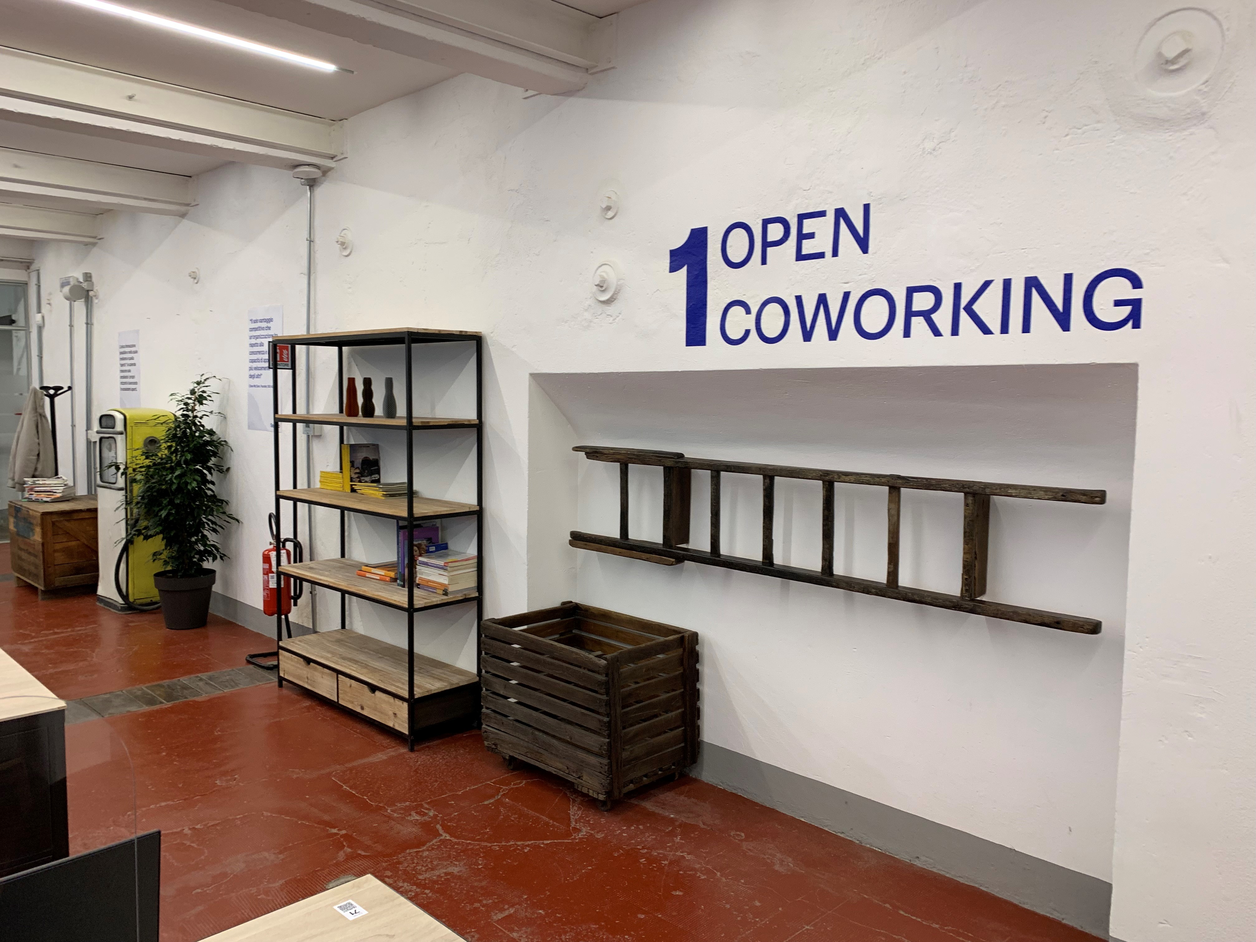 Un dettaglio degli open space dell'Open Coworking di Sellalab
