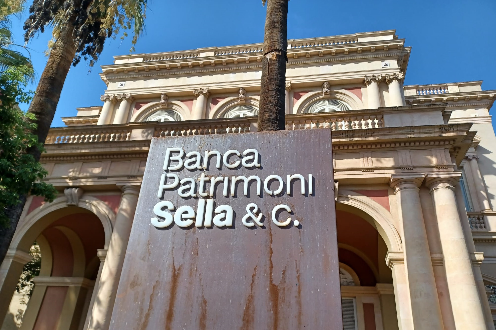 L'esterno della sede di Catania di Banca Patrimoni Sella & C.