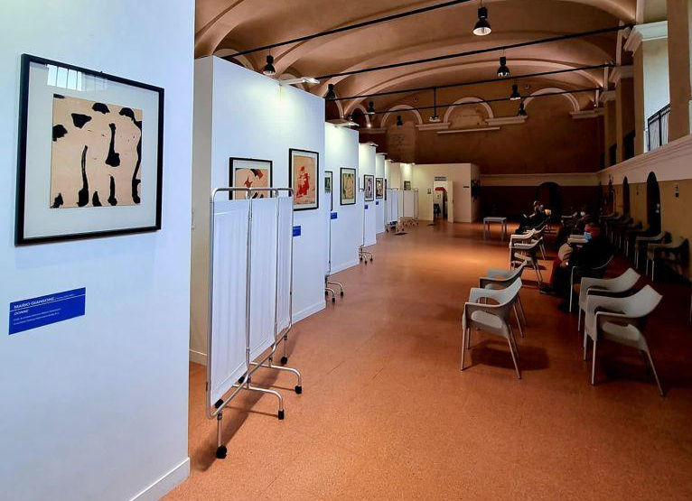 Alcune opere esposte nel centro vaccinale