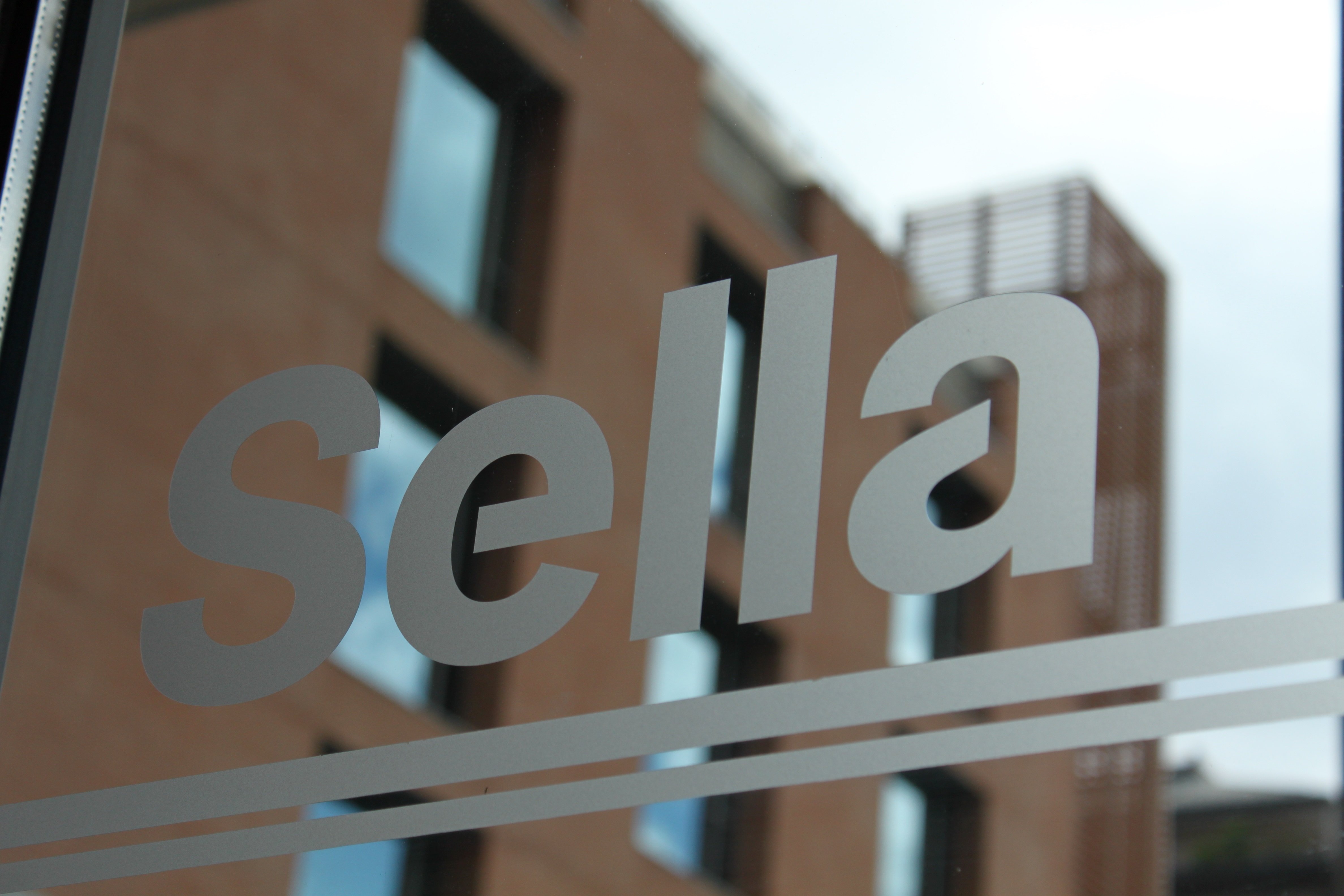 Un dettaglio del logo Sella sulla sede del gruppo a Biella