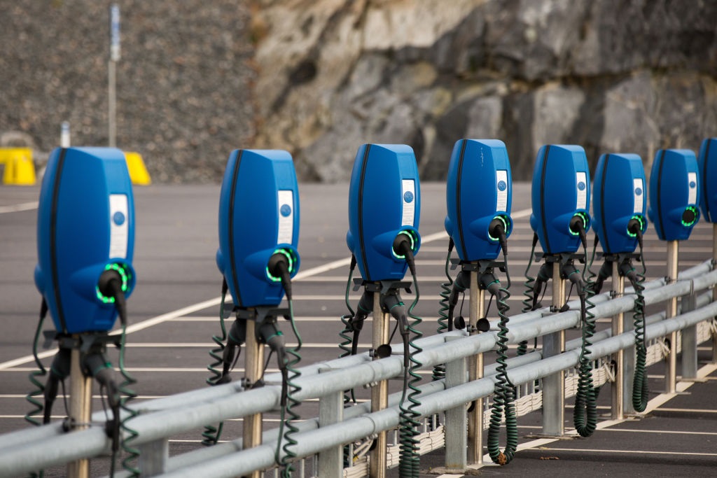 Alcune colonnine per la ricarica di auto elettriche in Svezia (Karol Serewis/SOPA Images/LightRocket via Getty Images)