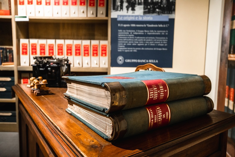 Un dettaglio della sala espositiva dell'archivio storico del gruppo Sella