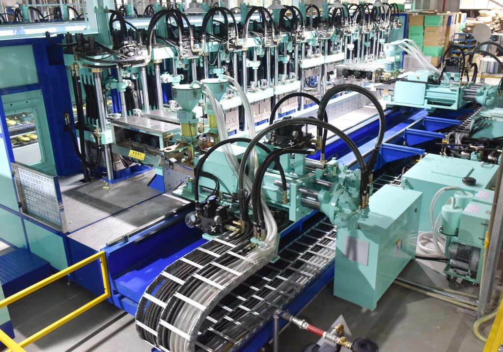 Un macchinario per la produzione di calzature all'interno di uno stabilimento produttivo (Getty Images)