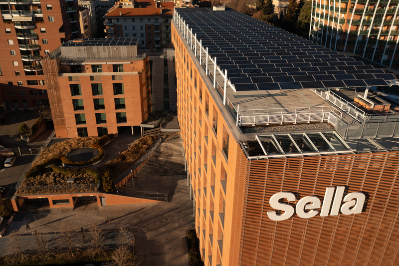 La sede del gruppo Sella a Biella, con la copertura di pannelli fotovoltaici