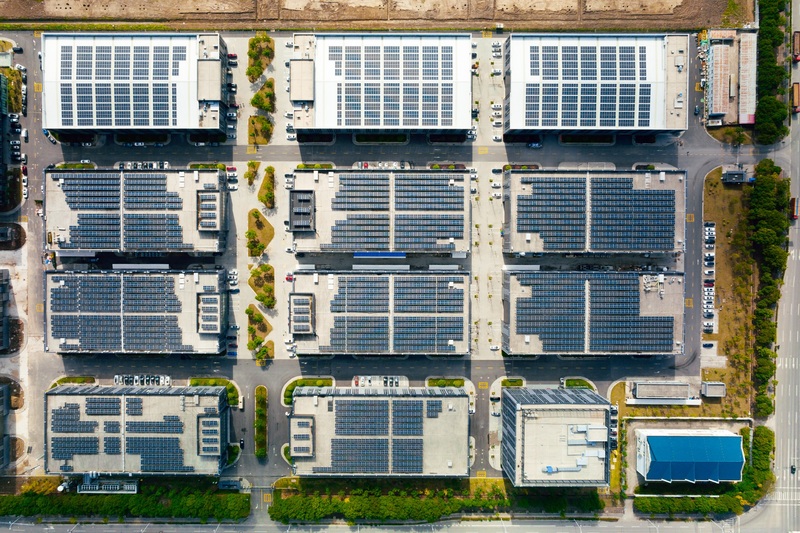 Pannelli solari sulle coperture di un complesso industriale (Getty Images)