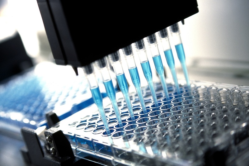 Un dispositivo robotico per la ricerca medica e farmaceutica ( DavidBGray / Getty Images)