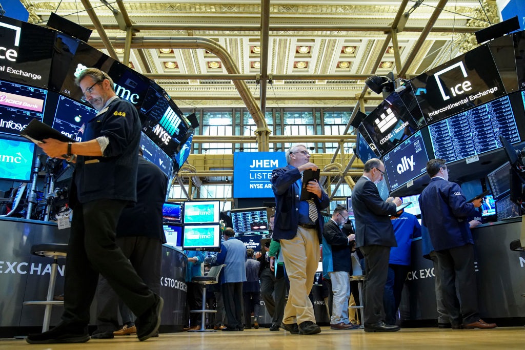 Operatori al lavoro sul floor del New York Stock Exchange (Drew Angerer / Getty Images)