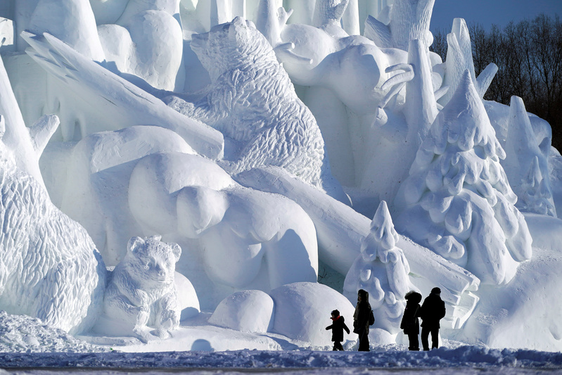 Ad Harbin, città nel nord della Cina, è stata inaugurata la 36esima edizione del Festival internazionale del ghiaccio e della neve. Le temperature particolarmente rigide della zona, che in inverno scendono fino a 40 gradi sotto zero, permettono ad artisti provenienti da tutto il mondo di creare enormi sculture. Nella foto alcuni visitatori ammirano una delle opere realizzate