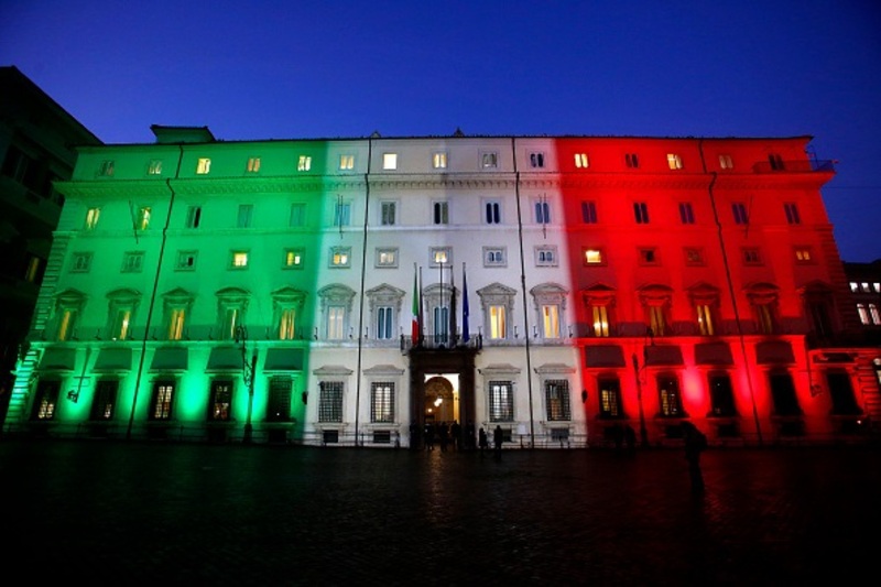 Palazzo Chigi illuminato con i colori della bandiera italiana (Samantha Zucchi / Insidefoto / Mondadori Portfolio via Getty Images)