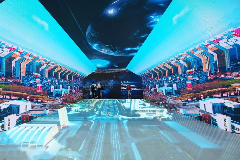 Visitatori al Meta-Universe Experience Pavilion di Pechino (CFOTO/Future Publishing via Getty Images)