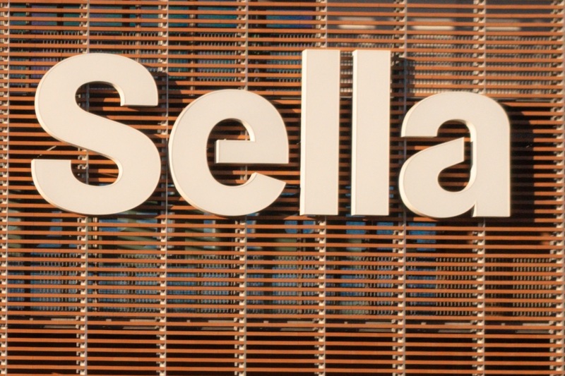 Il logo Sella sulla sede del gruppo a Biella