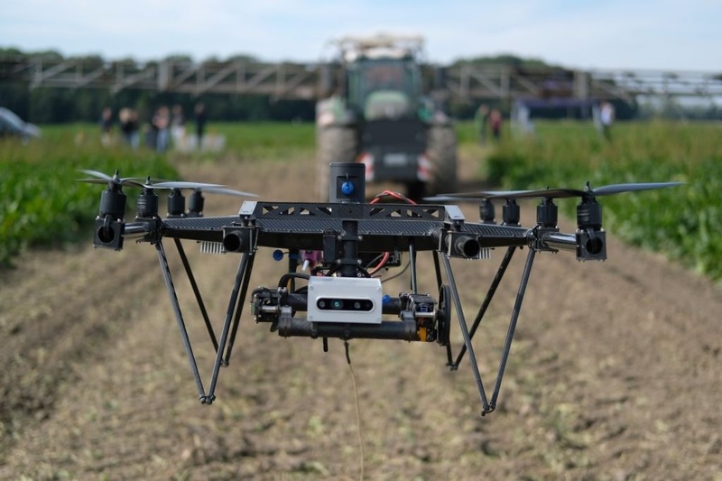 Un drone controlla le esigenze di fertilizzazione del terreno in un campo agricolo (Photo by Sebastian Willnow/picture alliance via Getty Images)