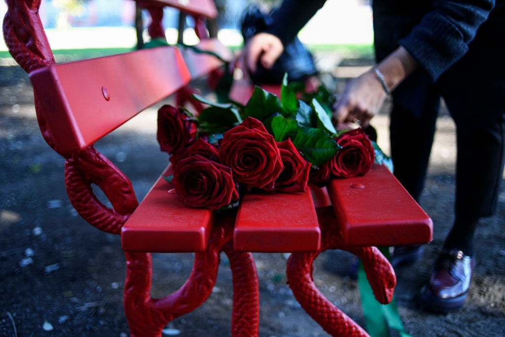 Una delle panchine rosse, simbolo della lotta contro la violenza sulle donne (Salvatore Laporta / KONTROLAB  / LightRocket via Getty Images)