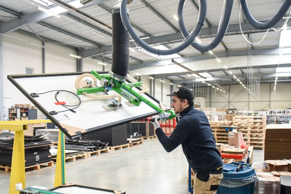 Un operaio al lavoro su un pannello solare industriale (Sebastien Salom-Gomis / AFP via Getty Images)