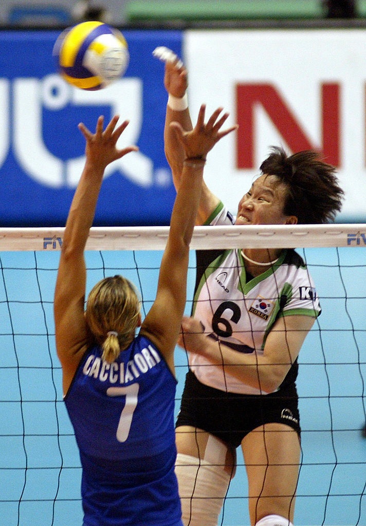 Maurizia Cacciatori a muro durante le Olimpiadi di Tokyo 2004 (AFP / Getty Images)