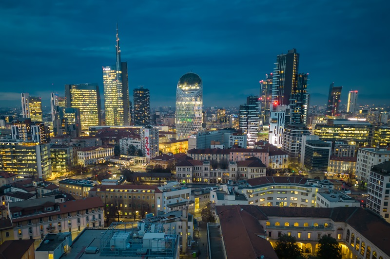 Lo skyline notturno di Milano (Getty Images)