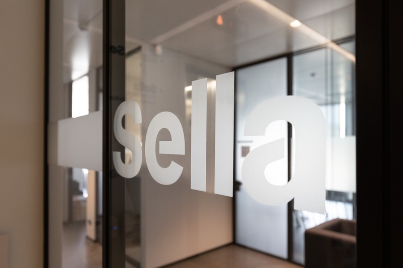 Il logo Sella all'interno di una sede del gruppo
