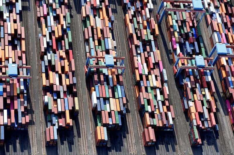 Una veduta aerea di alcuni container nel porto di Amburgo - REUTERS / Fabian Bimmer