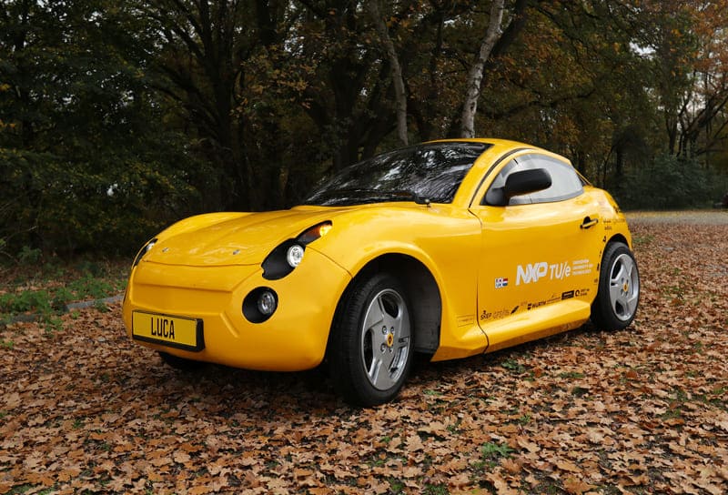 Si chiama Luca ed è l´auto completamente sostenibile realizzata dagli studenti dell´Università di Tecnologia di Eindhoven. L´obiettivo del progetto era quello di utilizzare materiali naturali come lino, crine di cavallo, fibra di cocco ma anche rifiuti come plastica ripescata dall´oceano, bottiglie e rifiuti domestici indifferenziati. Il veicolo, perfettamente funzionante, ha due motori elettrici nelle ruote posteriori che garantiscono una autonomia di 220 chilometri - REUTERS / Eva Plevier