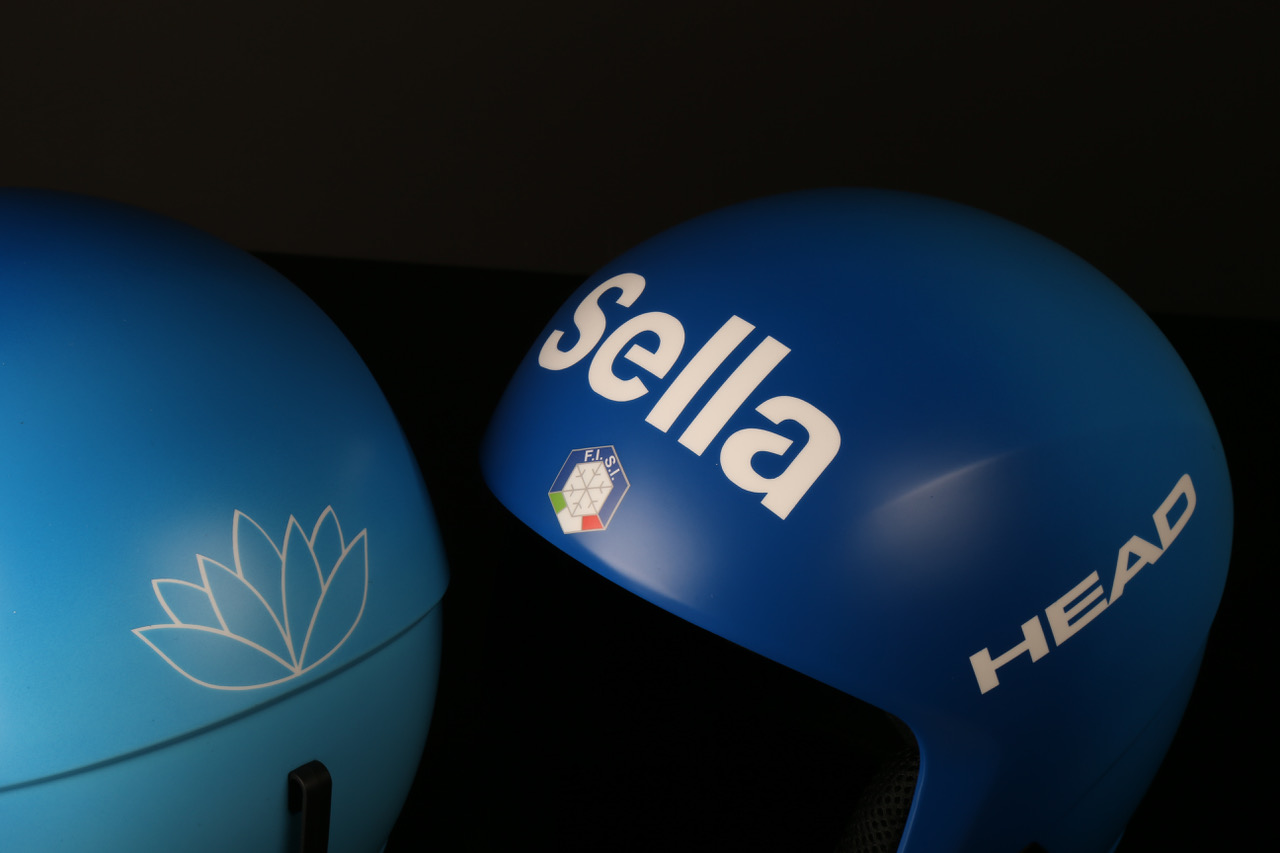 Un dettaglio del casco di Elena Curtoni