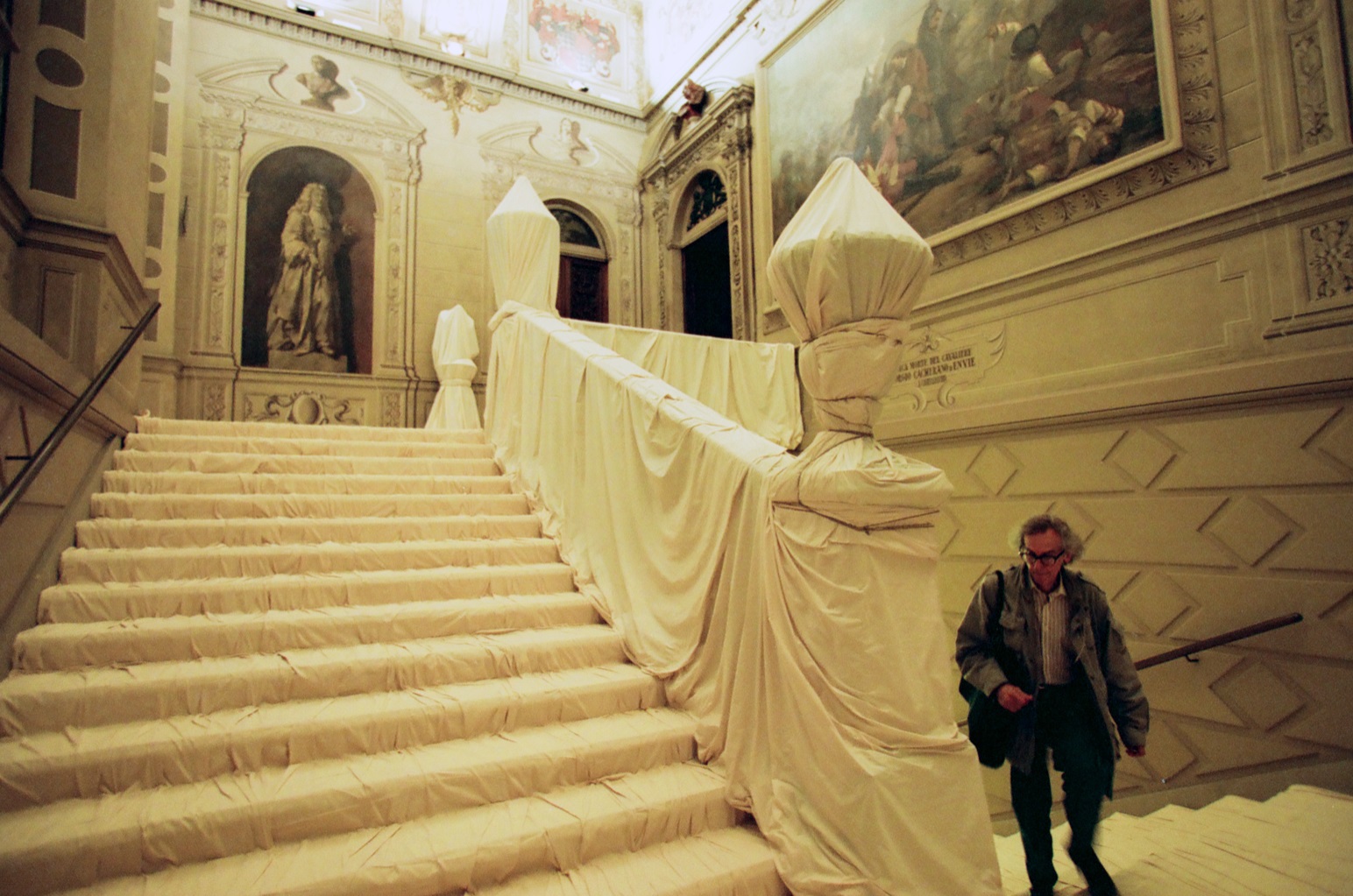 Christo sale lo scalone di Palazzo Bricherasio a Torino durante la sua installazione del 1998