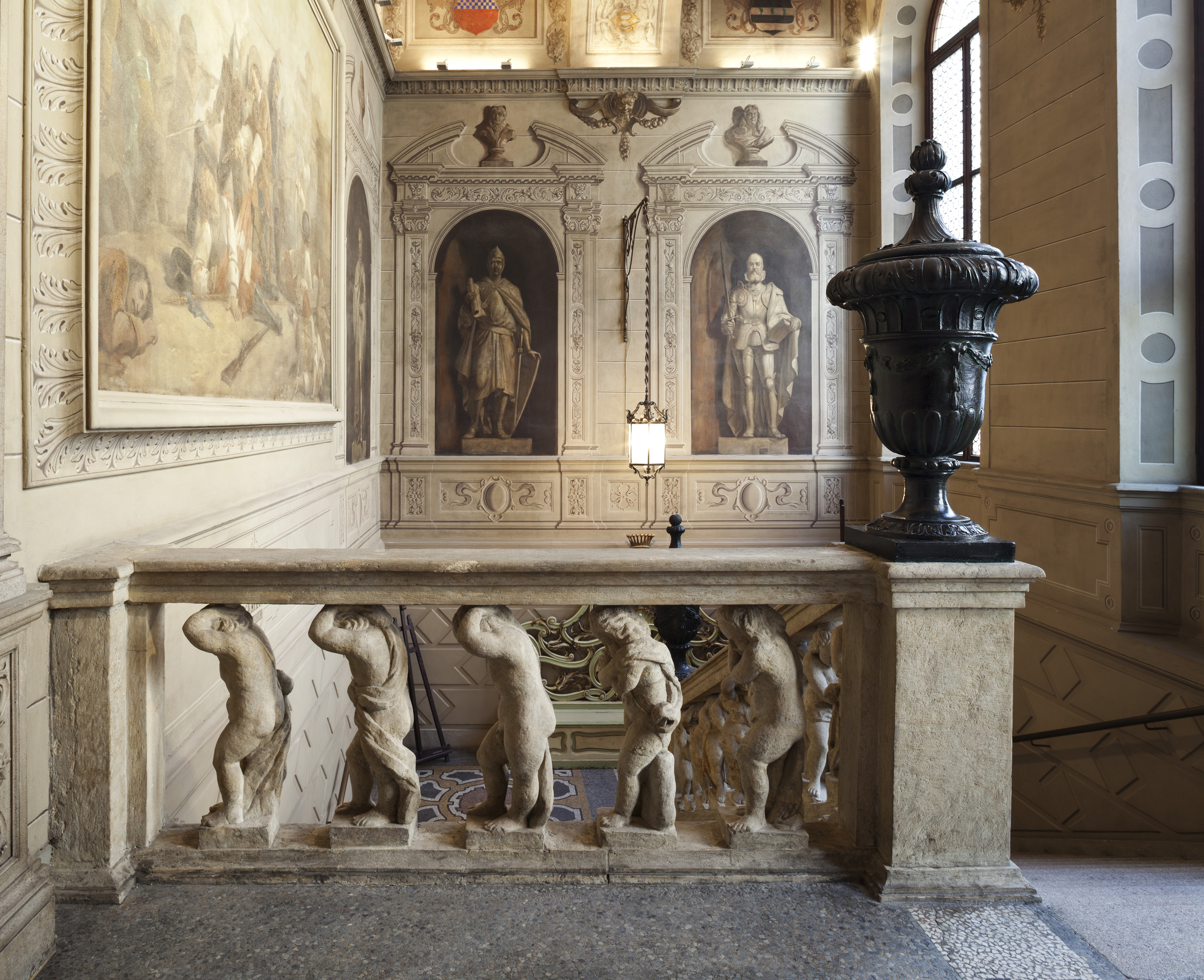 Un dettaglio dello scalone monumentale (Alessandra Chemollo)
