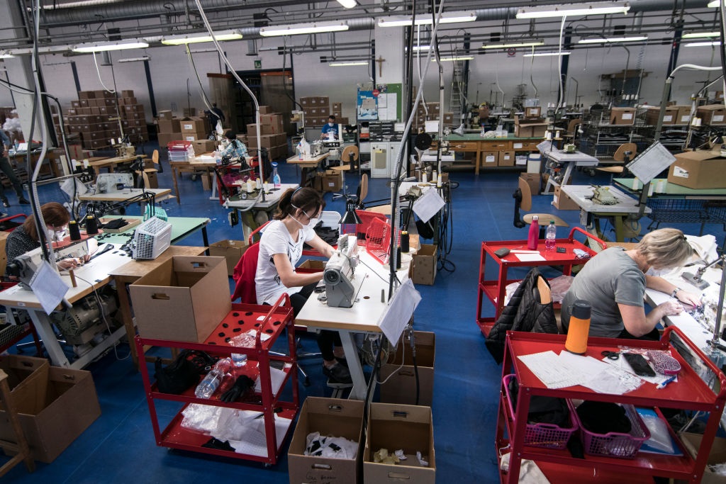 Una azienda torinese che realizza mascherine protettive (Stefano Guidi / Getty Images)