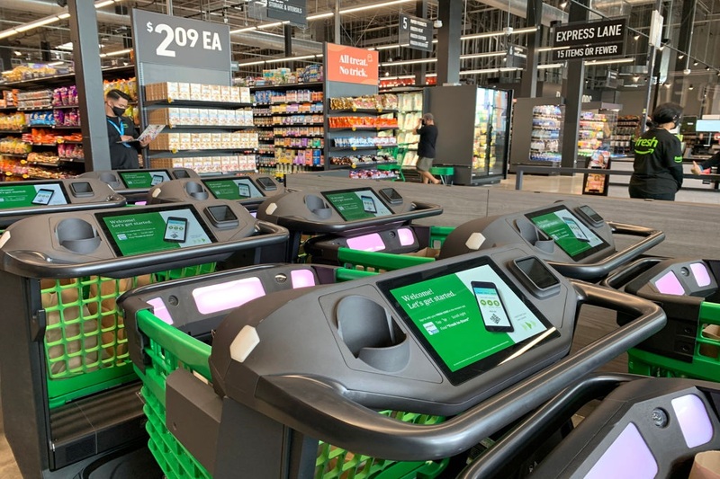 I tecnologici carrelli utilizzati negli store Amazon Fresh (MediaNews Group/Orange County Register via Getty Images)