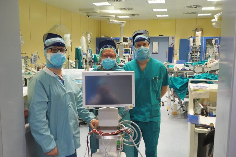 Il personale medico dell'ospedale di Biella con il macchinario donato dal gruppo Sella
