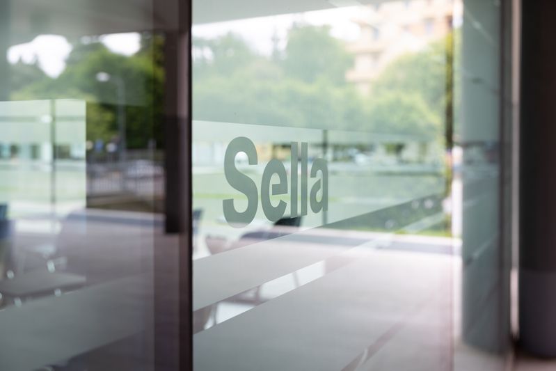 Un dettaglio del logo Sella sulla sede del gruppo a Biella