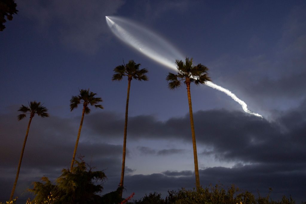 Il razzo di SpaceX illumina i cieli della California