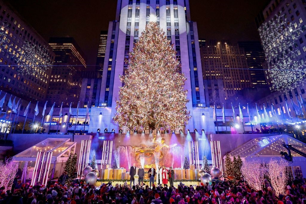 Si accende l'albero di Natale al Rockefeller Center