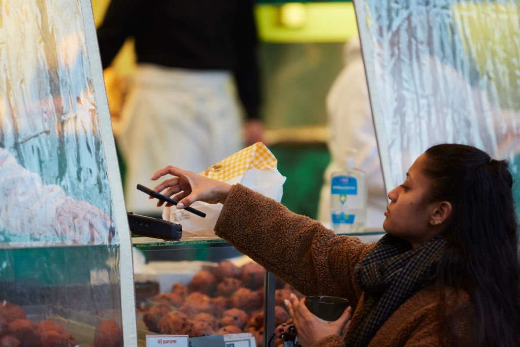 Cambiano le abitudini degli italiani: un euro su tre non si paga più in contanti e lo smartphone diventa il portafoglio preferito